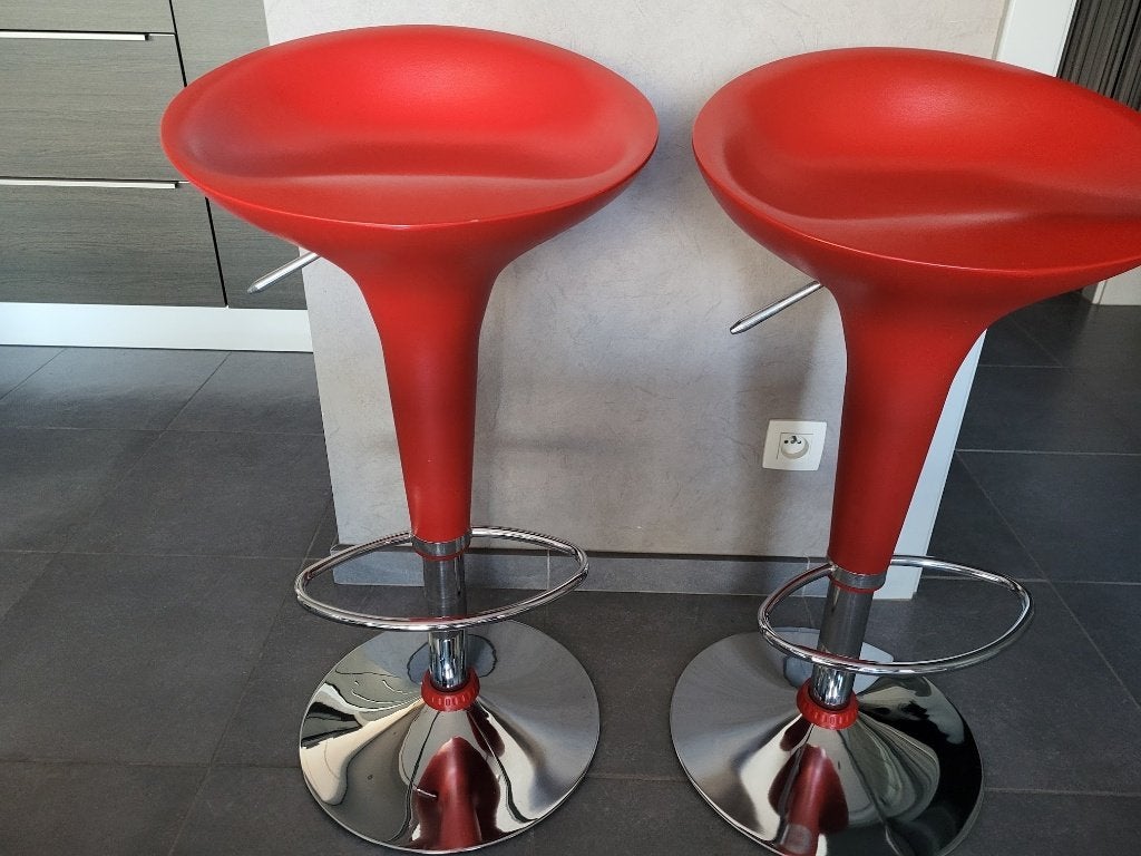 2 hoge rode barstoelen, Ophalen, Kunststof, 60 tot 90 cm, Zo goed als nieuw