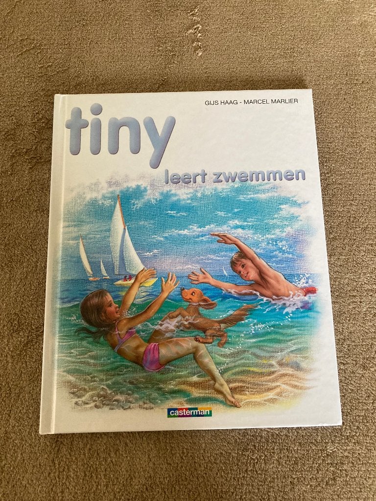 Boek: Tiny leert zwemmen.  1 x gelezen, Boeken, Kinderboeken | Jeugd | onder 10 jaar, Ophalen of Verzenden, Zo goed als nieuw