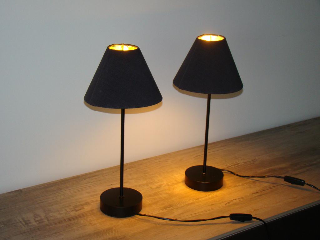 Tafellampen met zwarte lampenkap - 2 stuks, Huis en Inrichting, Lampen | Tafellampen, Ophalen, Overige materialen, Zo goed als nieuw
