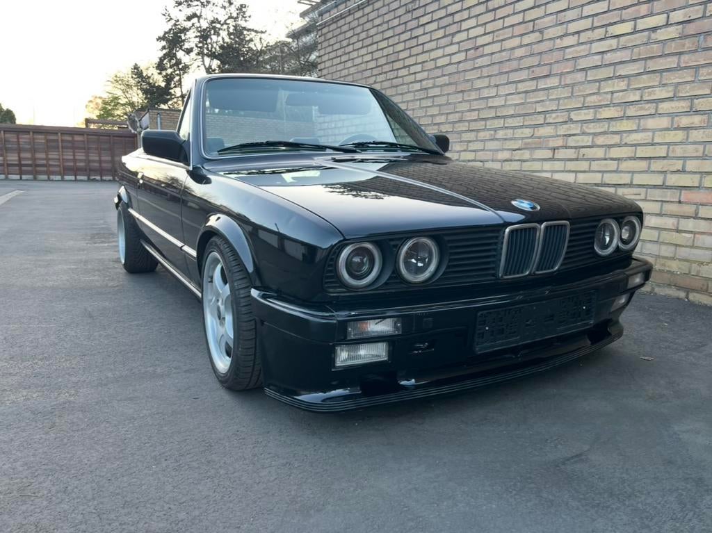 BMW E30 320i Cabrio 6 cilinder oldtimer 179.000 km Zwart, Auto's, BMW, Particulier, 3 Reeks, Bluetooth, Boordcomputer, Centrale vergrendeling