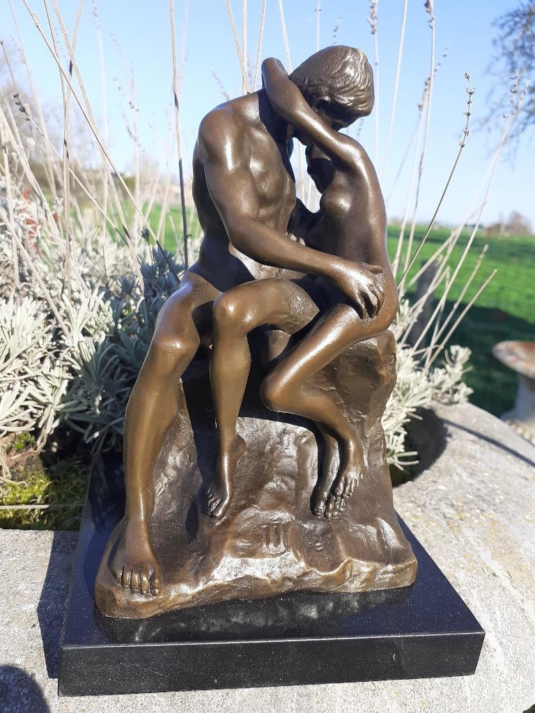 PRACHTIG BRONS OP MARMEREN BASIS (Rodin's kiss)., Antiek en Kunst, Ophalen of Verzenden, Brons