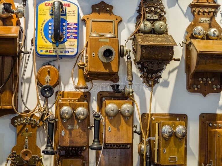COLLECTION EXCEPTIONNELLE DE  plus de 500 TÉLÉPHONES ANCIENS, Telecommunicatie, Vaste telefoons | Niet Draadloos, Ophalen
