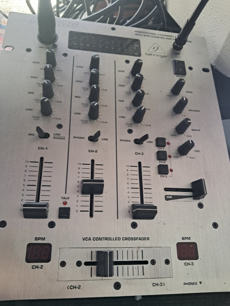 Dj mixer behringer, Enlèvement, Behringer