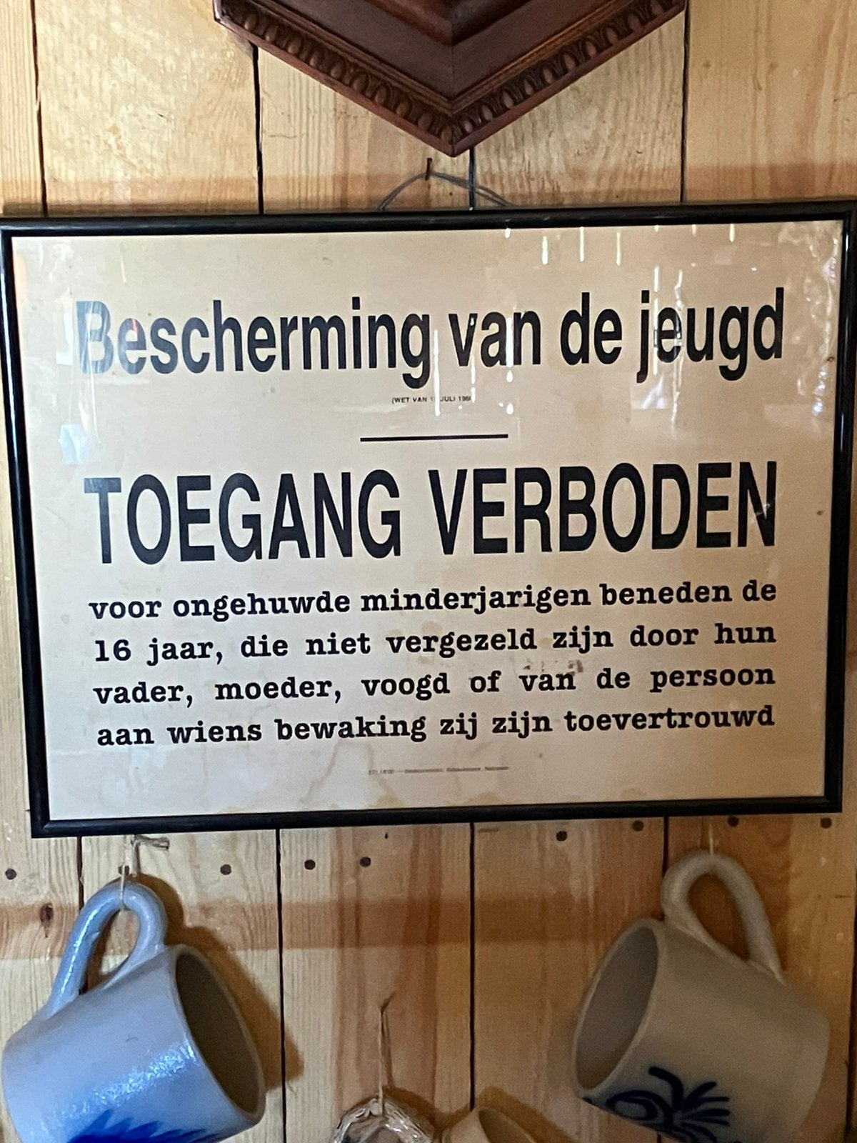 Affiche uit cafe, Ophalen