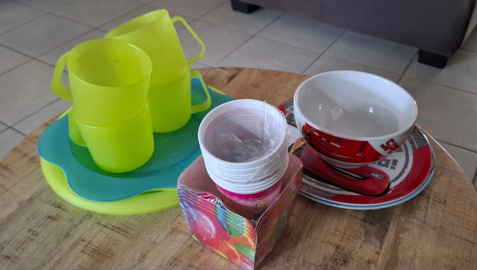 GRATIS AF TE HALEN
- Plastic borden en bekers, Enlèvement, Utilisé