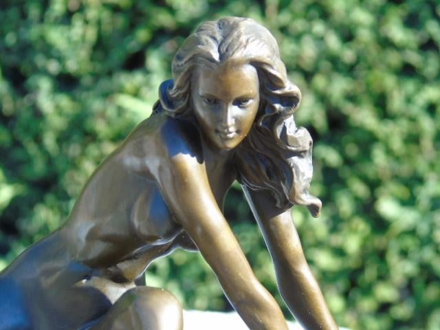 Naakte vrouw hurkend op het strand, brons gesigneerd, CESARO, Antiek en Kunst, Ophalen of Verzenden, Brons