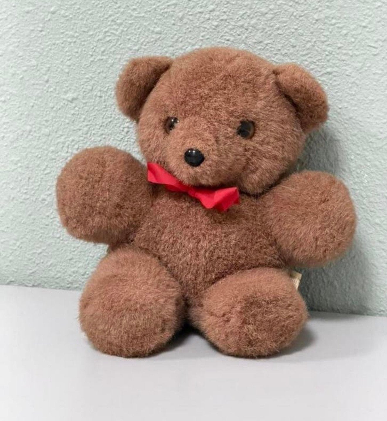 Vintage Bruin Teddybeertje – ca. 20 cm – Met Rode Strik, Verzamelen, Beren en Cherished Teddies, Zo goed als nieuw, Stoffen beer