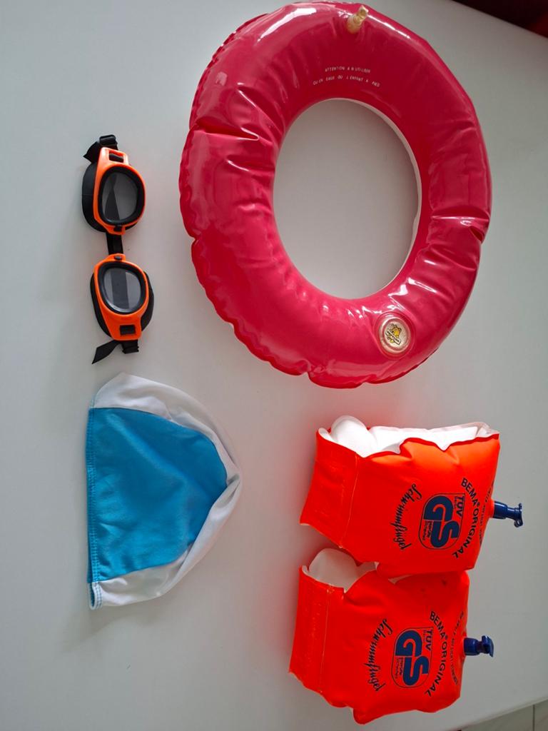 Zwembandjes,badmuts,zwembril en zwembandje, Kinderen en Baby's, Babykleding | Baby-zwemkleding, Ophalen of Verzenden