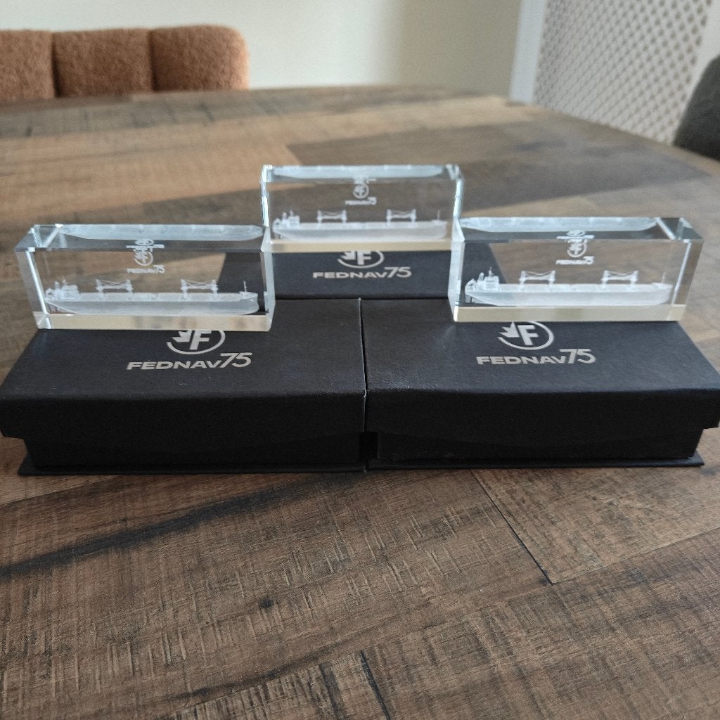 3 kristallen 3D-lasergravures van een schip "Fednav", Verzenden