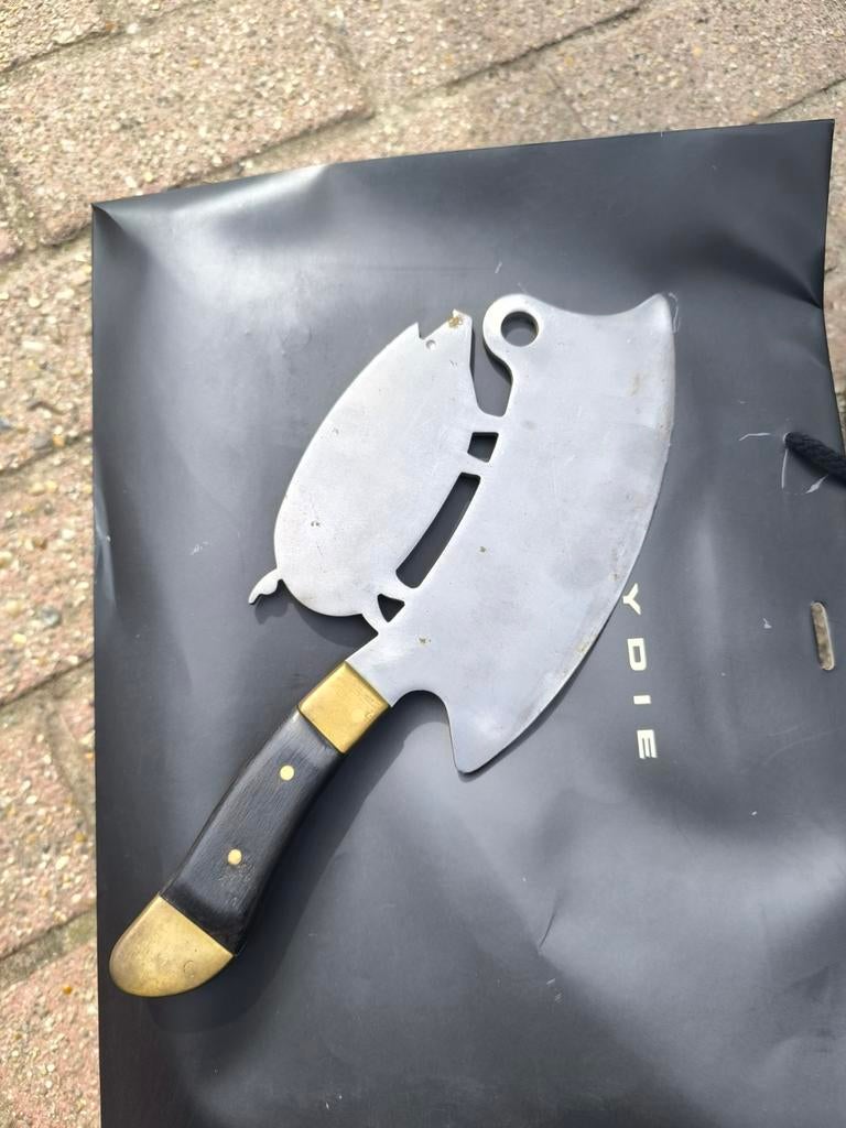handgemaakt hakmes met bronzen handvat, Enlèvement