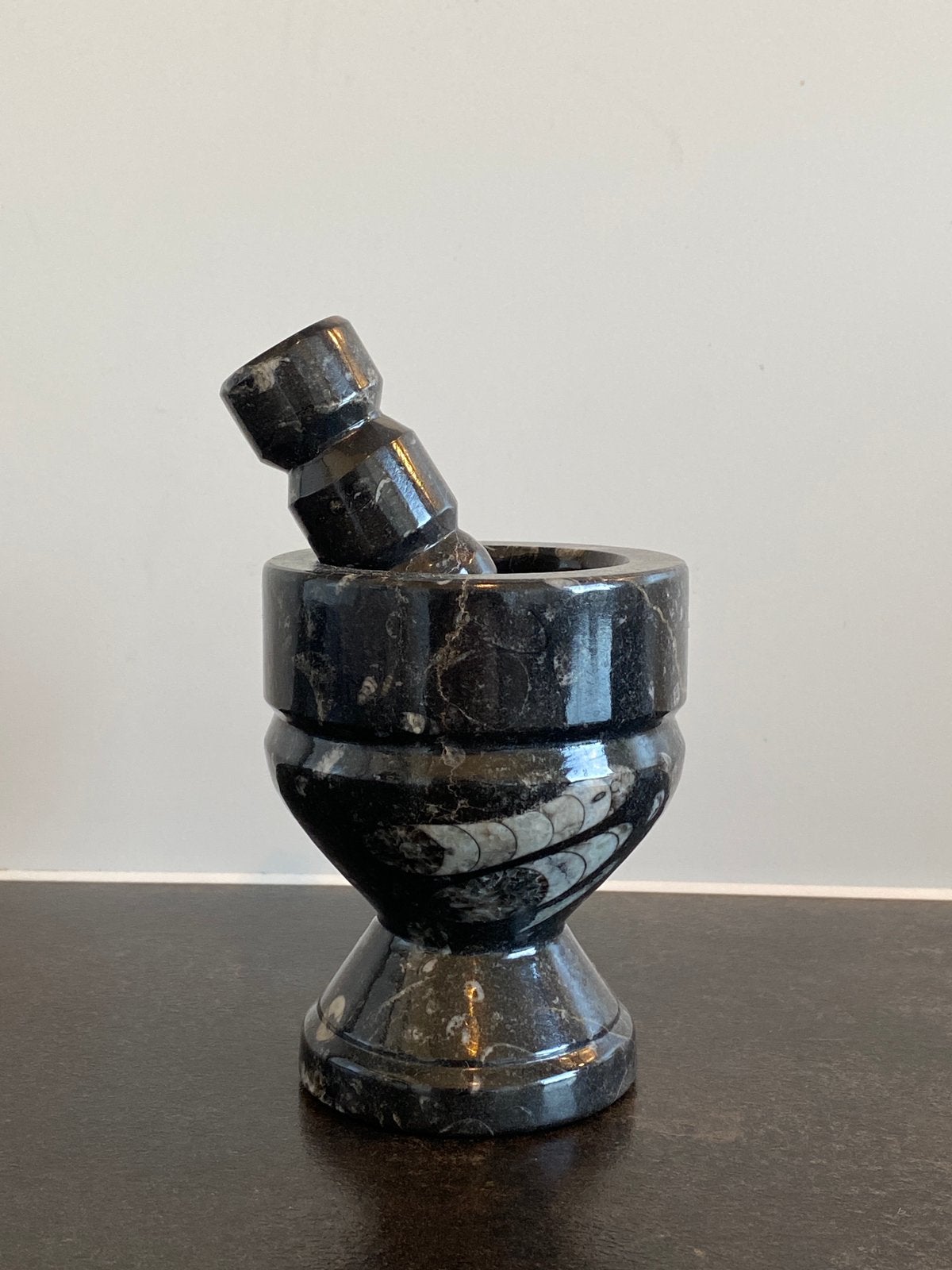 Zwarte fossiele stenen vijzel met stamper – 12 cm – Nieuw, Huis en Inrichting, Ophalen, Nieuw, Steen/keramiek