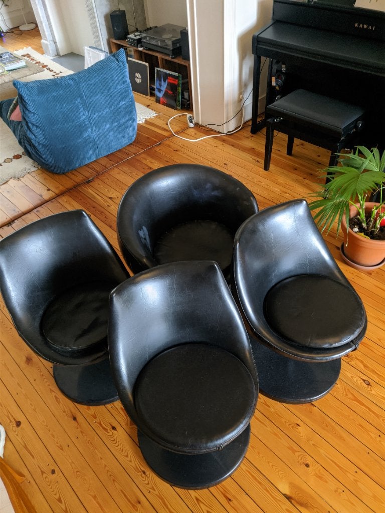 4 chaises conçues par Pierre Guariche, Enlèvement