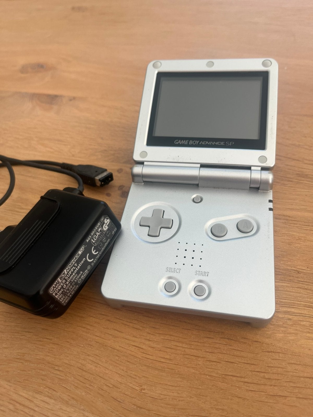 Gameboy Advance SP AGS001grijs inclusief originele lader!, Enlèvement ou Envoi, Utilisé, Game Boy Advance SP, Avec jeux