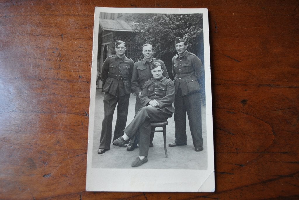 Photo carte postale ancienne Groupe 4 Militaires en uniforme, Enlèvement ou Envoi, Armée de terre, Photo ou Poster
