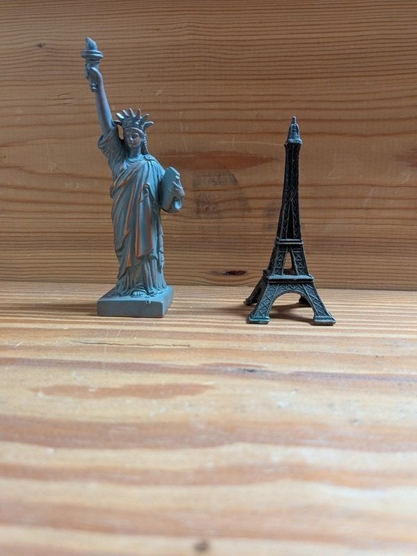 miniatures: Tour Eiffel et Statue de la Liberté, Enlèvement, Comme neuf