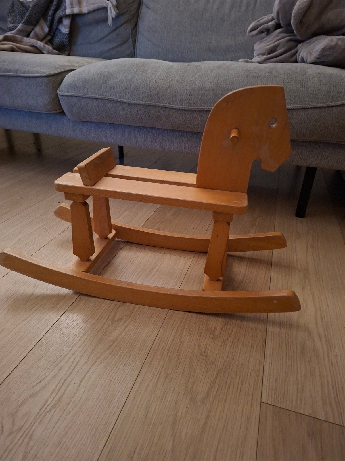 Houten schommelpaard, Ophalen