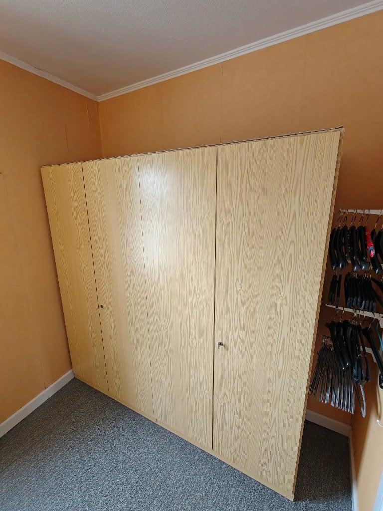 Penderie, 150 à 200 cm, Utilisé, Avec porte(s), Autres matériaux