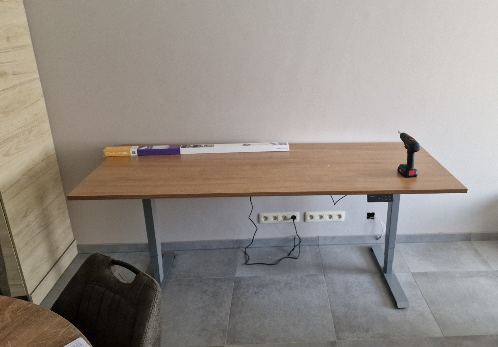 Elektrisch verstelbaar bureau, Huis en Inrichting, Bureaus, Ophalen, Zit-sta bureau, Zo goed als nieuw, In hoogte verstelbaar