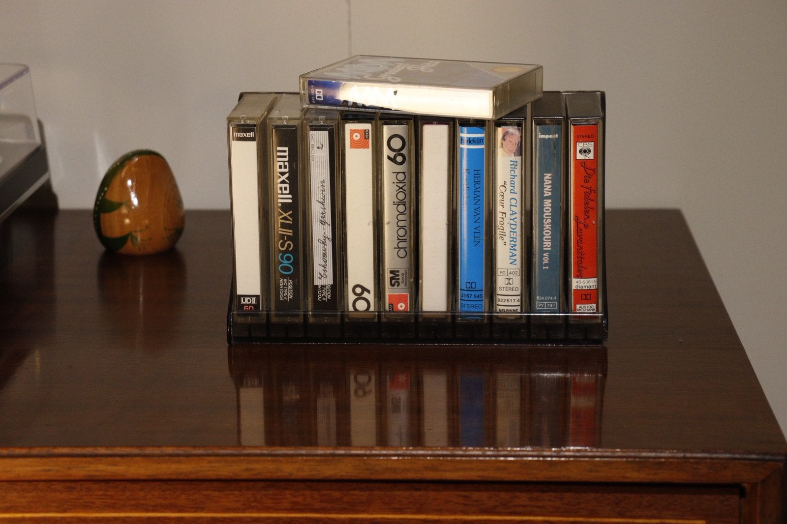 Cassete rekjes + klein assortiment aan cassettes, Ophalen of Verzenden, Gebruikt, 26 bandjes of meer, Met bewaardoos, rek of koffer