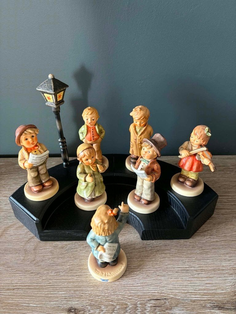 Hummel Goebel koor met beeldjes, podium en lantaarn, Ophalen of Verzenden, Zo goed als nieuw, Hummel
