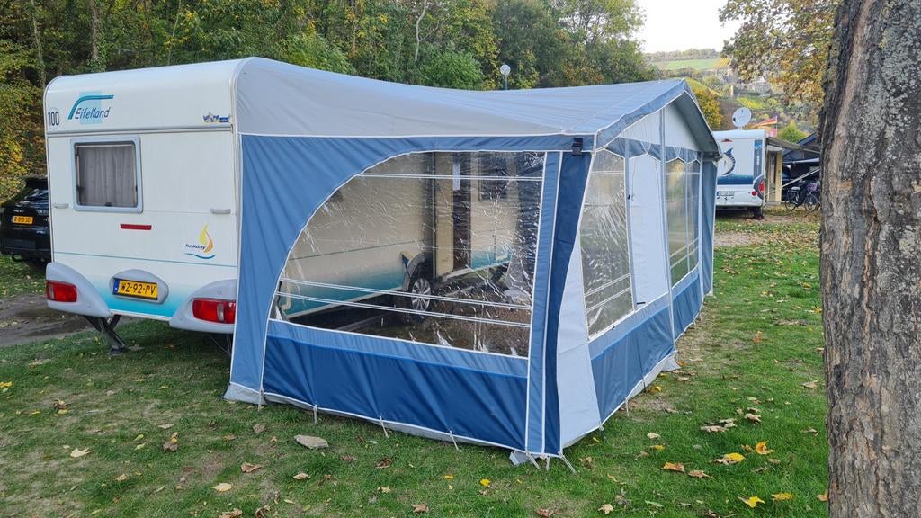 Eifelland holiday E500 met voortent airco mover, Rondzit, Frans bed, Koelkast, Eifelland