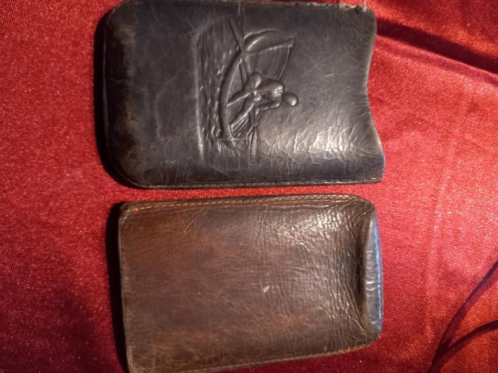Très vieux sac à tabac en cuir avec rameur dessus., Enlèvement