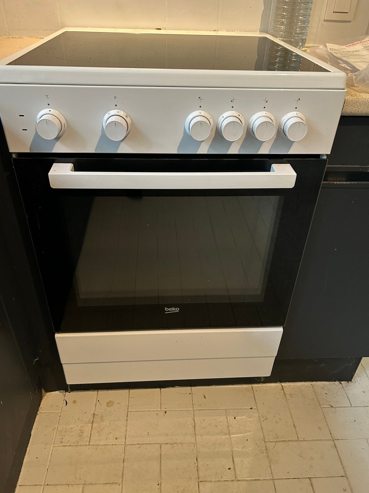 Beko fornuis 1 jaar oud, Elektronische apparatuur, Ophalen, Zo goed als nieuw, 4 kookzones