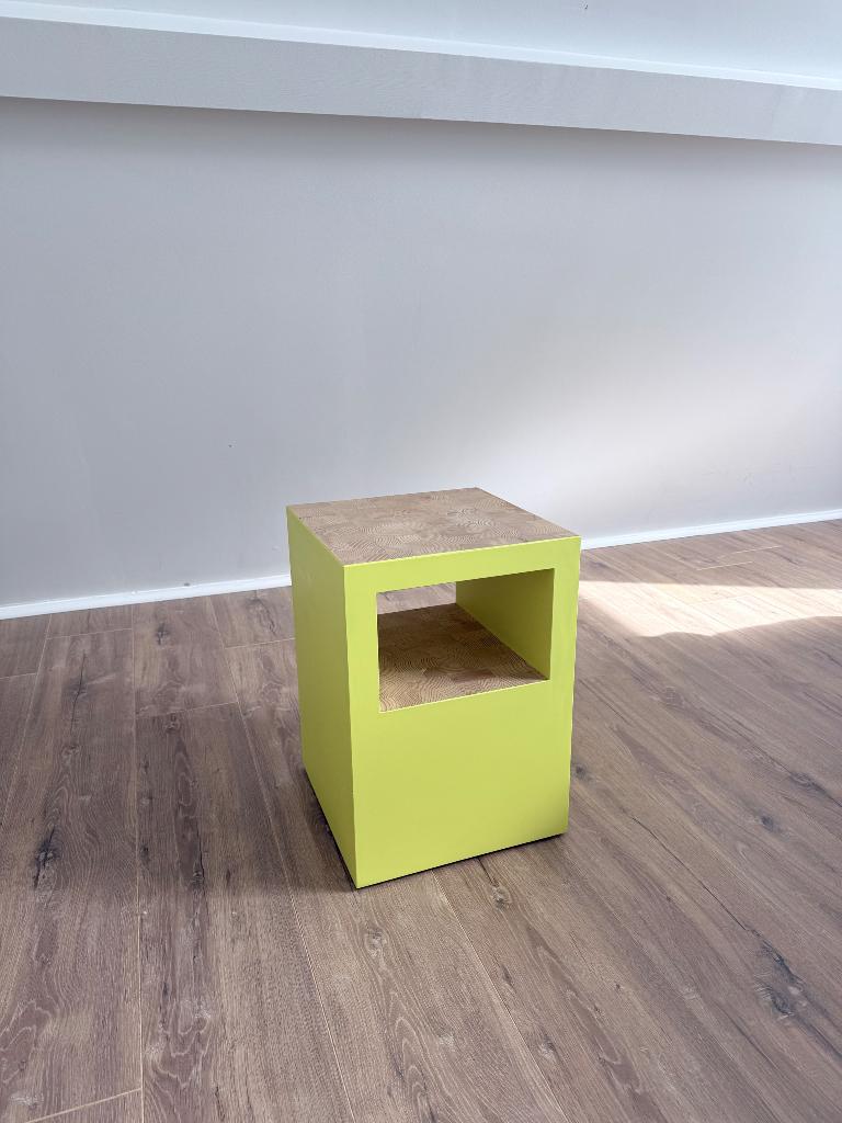 Gele bijzettafel van Ethnicraft met hout, Huis en Inrichting, Tafels | Bijzettafels, Minder dan 55 cm, Vierkant, Zo goed als nieuw