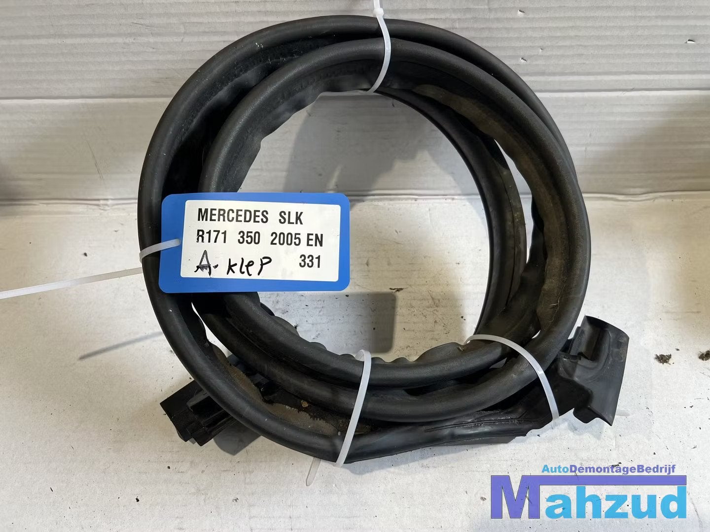 MERCEDES SLK R171 achterklep rubber 2005-2011, Gebruikt, Mercedes-Benz AG, Mercedes-Benz, Mercedesstrasse 120
70372  Stuttgart, DE