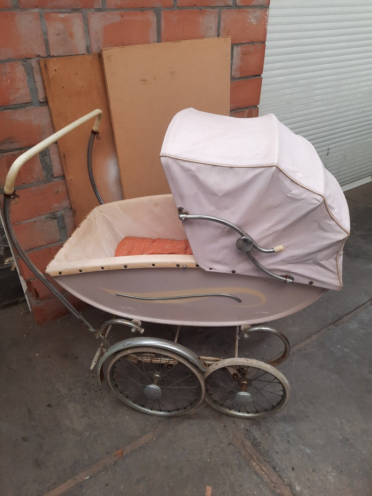 Oude kinderwagen - kleur pastel roze met beige, Antiek en Kunst, Ophalen