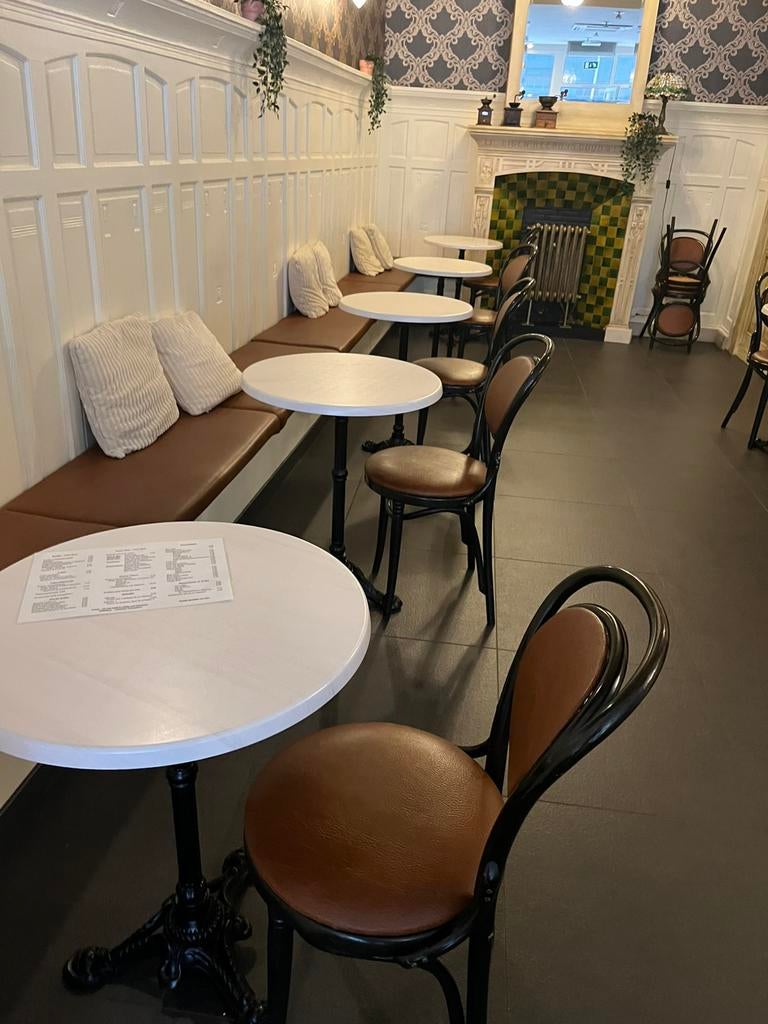 7 ronde tafes en 2 vierkante met 16 Thonet stoelen., Ophalen, Zo goed als nieuw