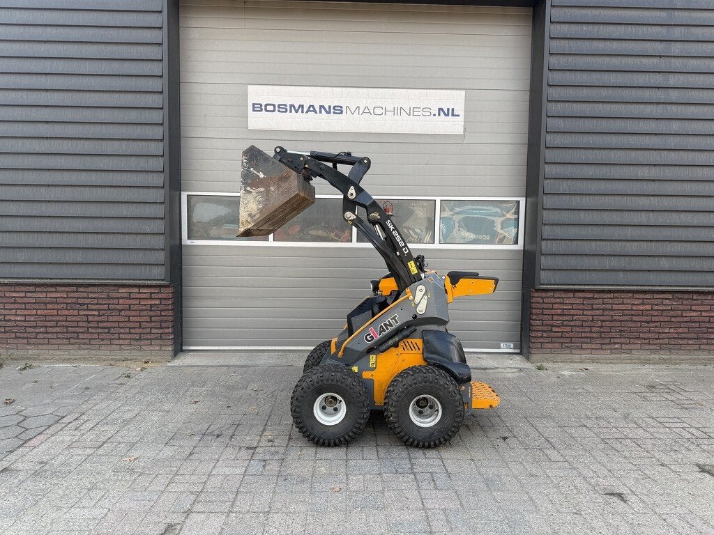 Giant SK252 D skid schranklader / minishovel 2019, Tobroco, Info@tobroco.nl, Sprendlingenstraat 57
5061 KM  Oisterwijk, NL, Chargeuse sur pneus ou Chouleur