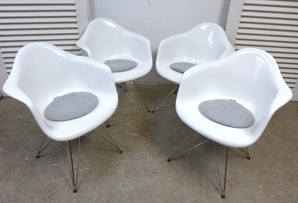 vintage retro set van 4 witte kuipstoelen en ronde eettafel, Huis en Inrichting, Stoelen, Zo goed als nieuw, Vier, Kunststof, Metaal