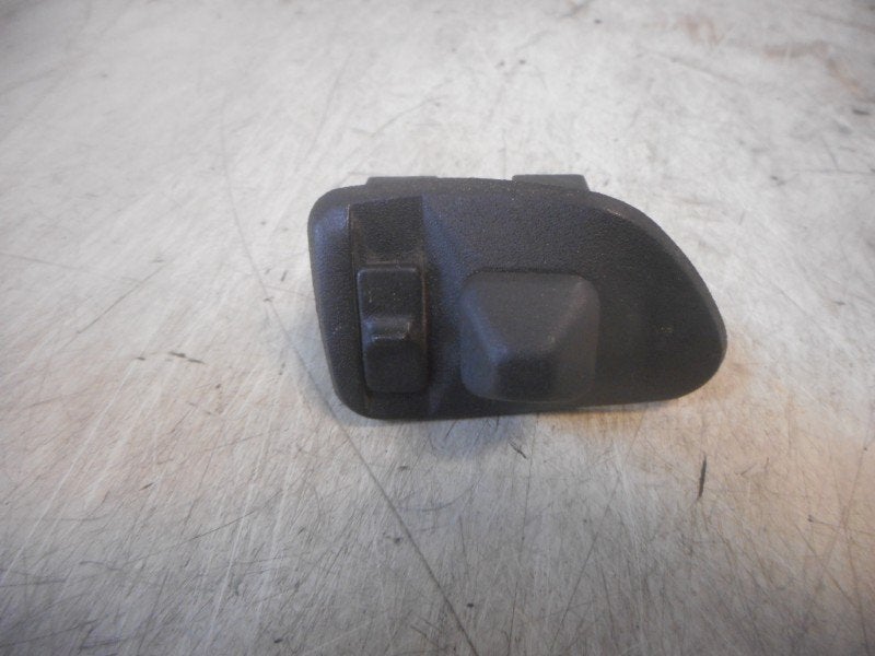 COMMUTATEUR RÉTROVISEURS BMW 3 serie (E36 / 4), Utilisé, BMW, Petuelring 130
80809  München, DE, Bayerische Motoren Werke AG