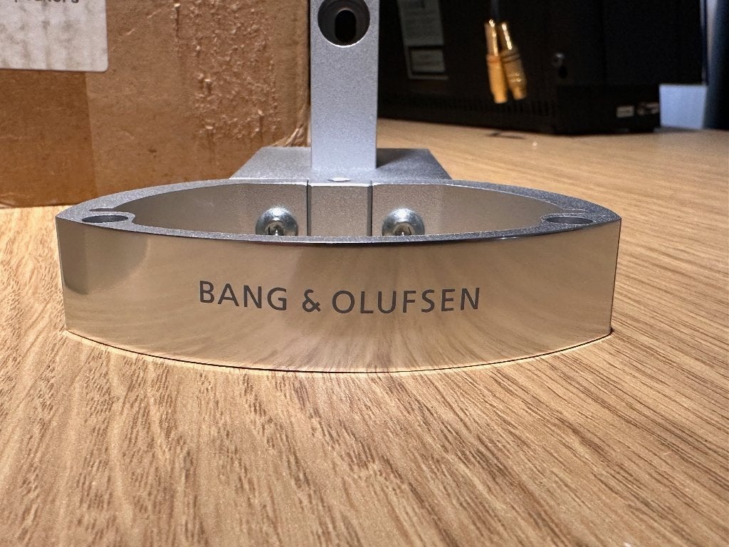 New old stock Bang & Olufsen muurbeugels Beolab 6000-6002, Neuf, Enlèvement ou Envoi, Info@bang-olufsen.dk, Supports muraux inclus