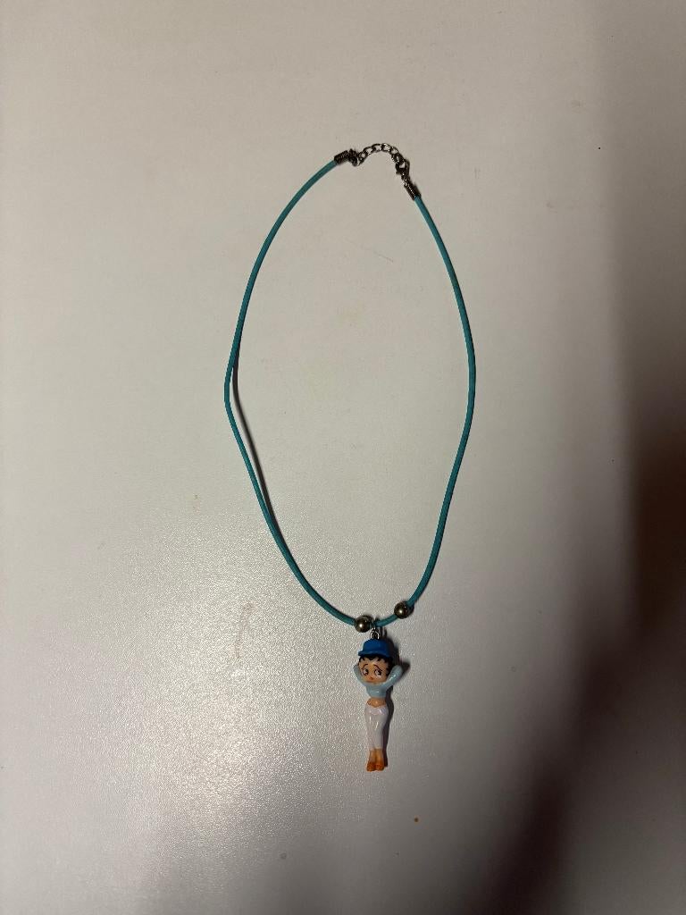 Betty Boop halsketting Turkooisblauw - armen achter het hoof, Verzamelen, Ophalen of Verzenden, Betty Boop, Zo goed als nieuw