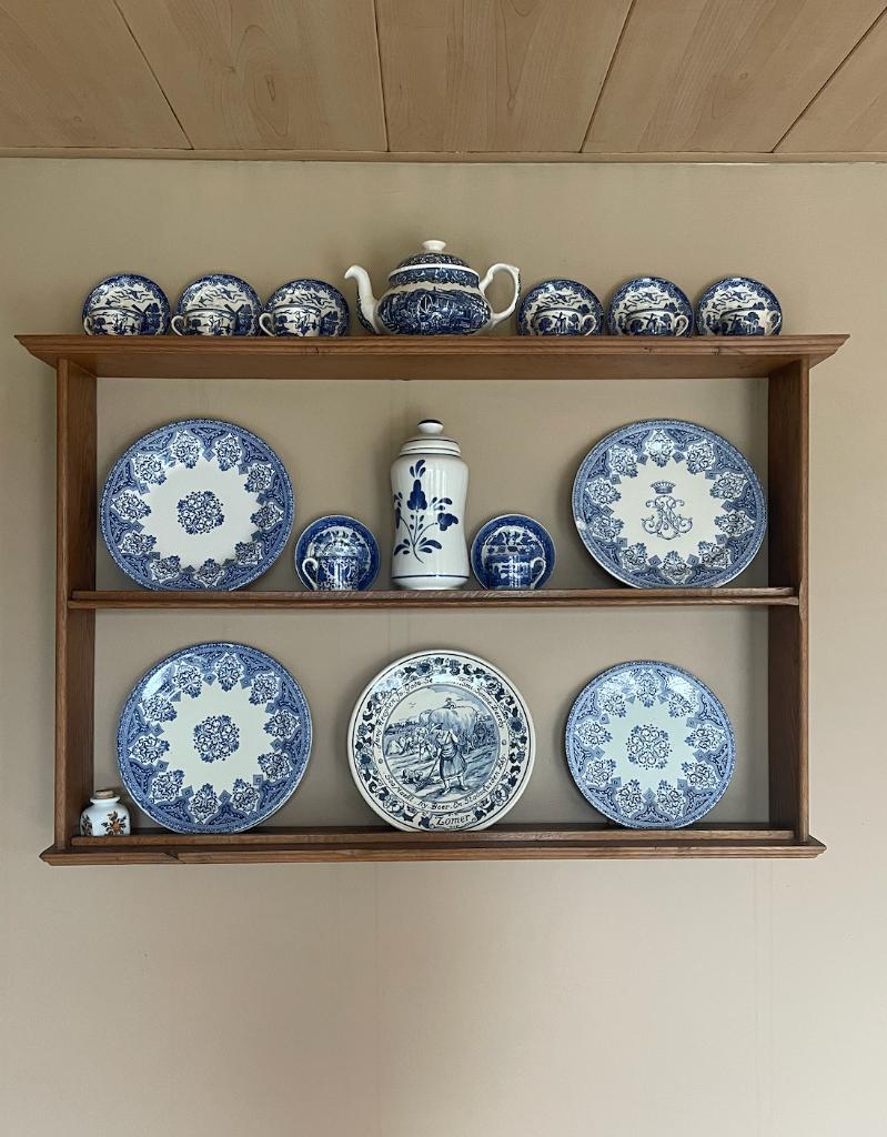 Assiettes bleues et blanches + étagère, Enlèvement