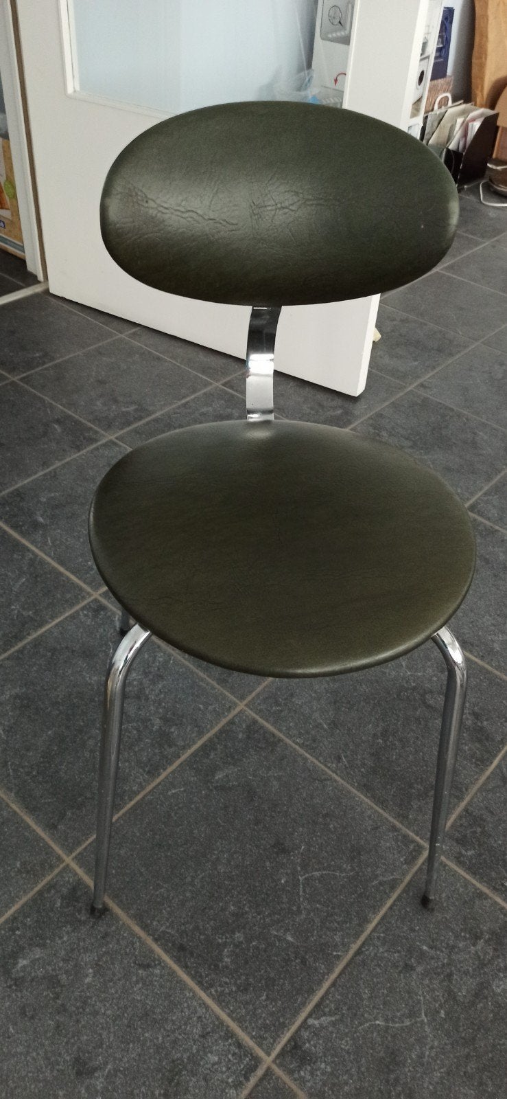 keukenstoel en witte draaistoel, Ophalen