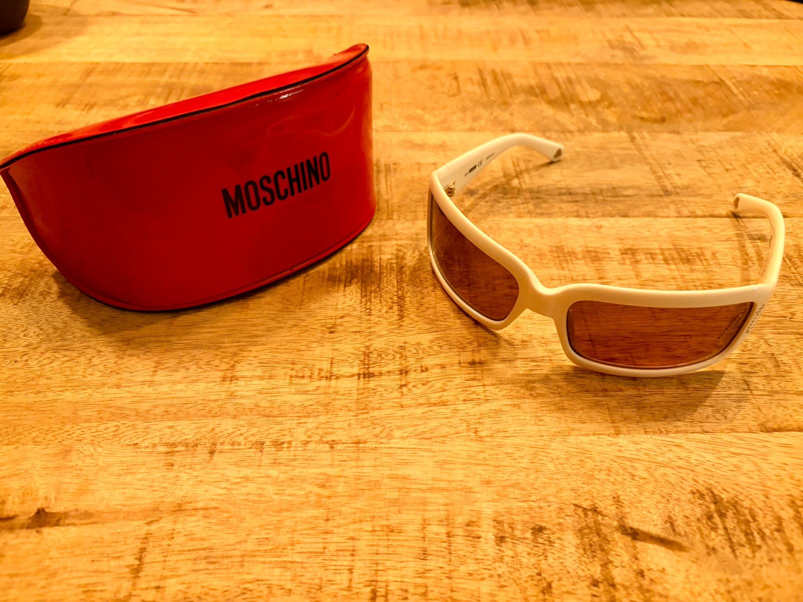 Moschino Designer Zonnebril – Inclusief Rode Koker, Handtassen en Accessoires, Zonnebrillen en Brillen | Dames, Ophalen of Verzenden
