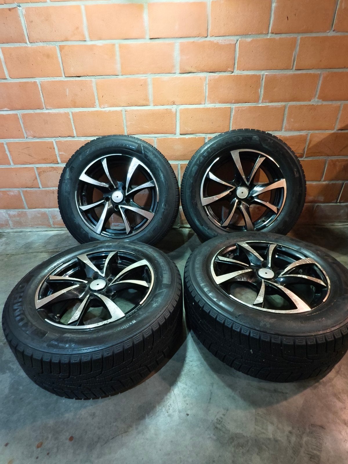 Kumho Winterbanden(215/60R16)+ velgen 5* 114.3, Enlèvement