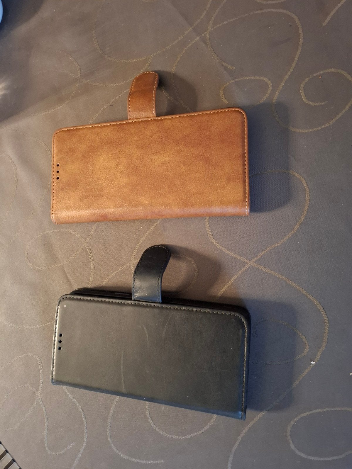 2 lederen hoesjes voor smartphones., Ophalen