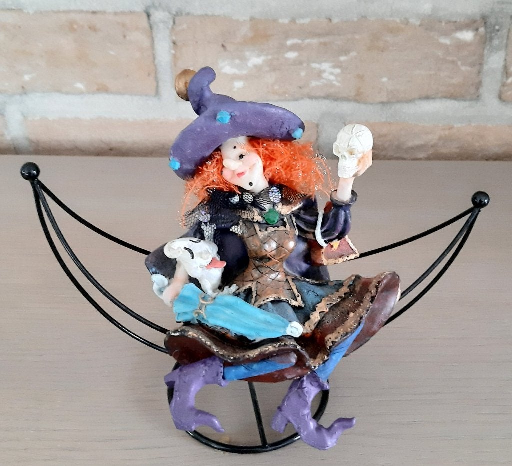 Halloweendecoratie : leuke heks op ijzeren schommel, Ophalen of Verzenden, Zo goed als nieuw, Versiering