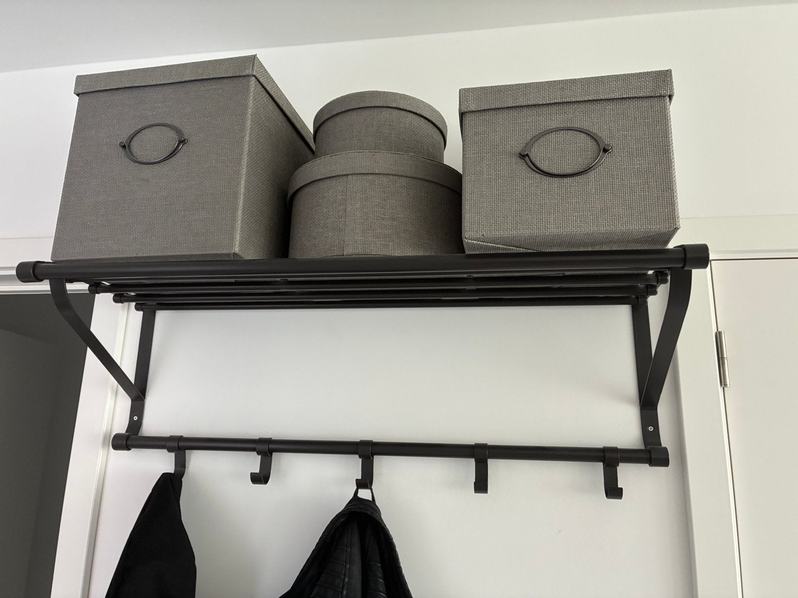 Porte-manteau mural en métal noir avec étagère à chapeaux, Moins de 100 cm, Portemanteau mural, Comme neuf, Enlèvement
