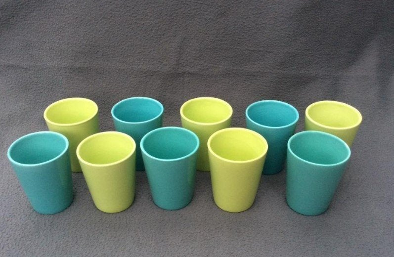 Set van 10 leuke kopjes (blauw en groen) - 9 cm hoog, Maison & Meubles, Cuisine | Vaisselle, Enlèvement ou Envoi, Utilisé, Pichet