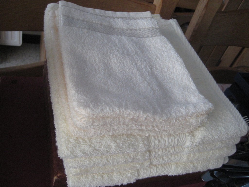 SERVIETTES DE TOILETTE DE WITTE LIETAER 90x50, Neuf, Autres marques, Jaune, Enlèvement