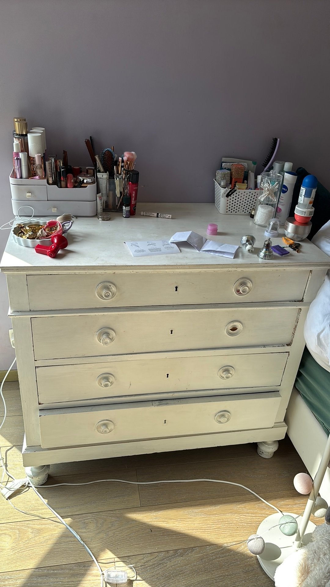 Veille commode (1 bouton cassé), Maison & Meubles, Armoires | Commodes, Enlèvement, Utilisé