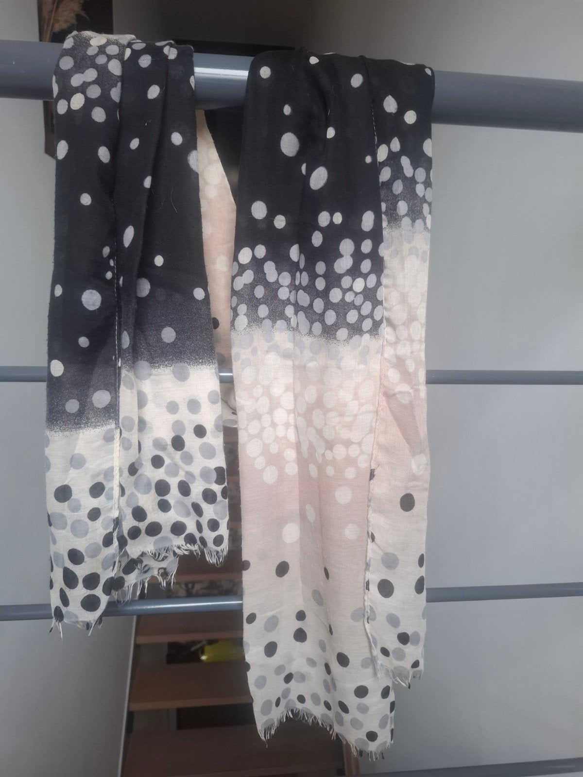 foulard pois noir gris blanc, Enlèvement ou Envoi, Porté, Pashmina