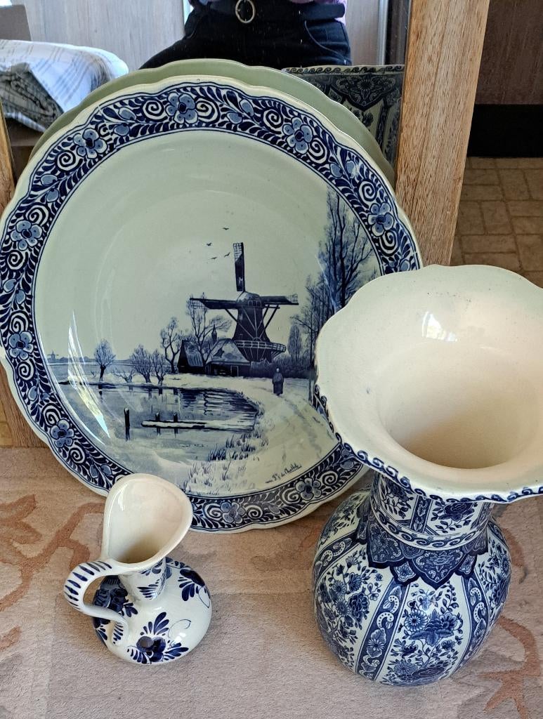 Delfts blauw bord, vaas en kan, Enlèvement