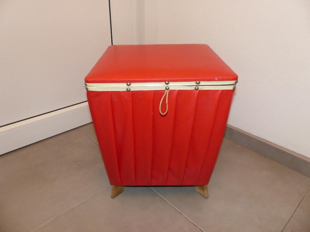 Pouf rouge vintage avec compartiment de rangement, Enlèvement, Maison et Meubles
