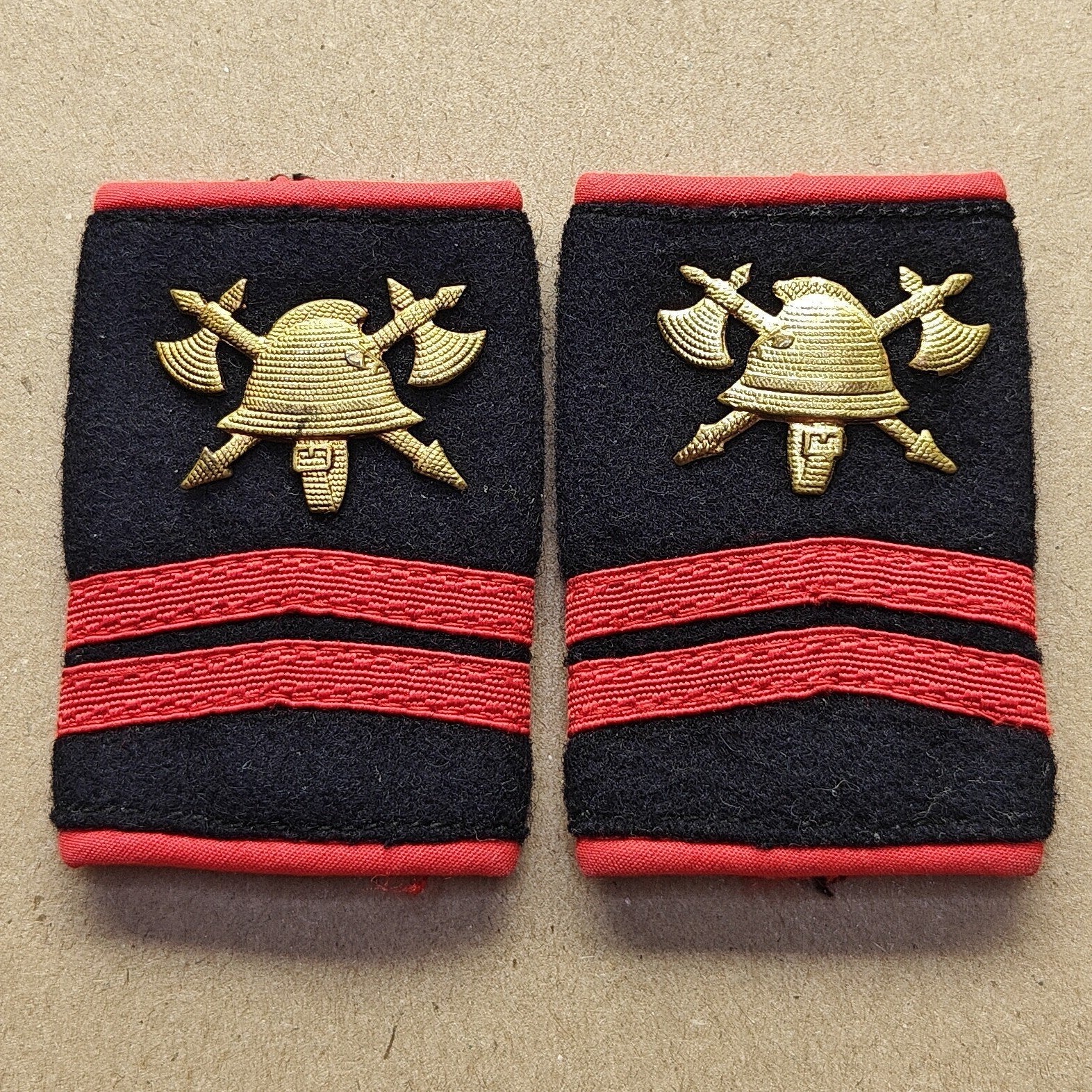 Sapeurs-pompiers d'épaule : vieux passants titulaires d'un d, Collections, Enlèvement ou Envoi, Emblème ou Badge